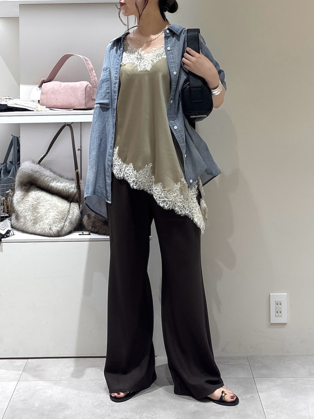 ブラウン系のその他パンツ、ベージュ系のシャツ/ブラウス、ブルー系のシャツ/ブラウスを着用したレディースの夏コーディネートの2枚目の写真