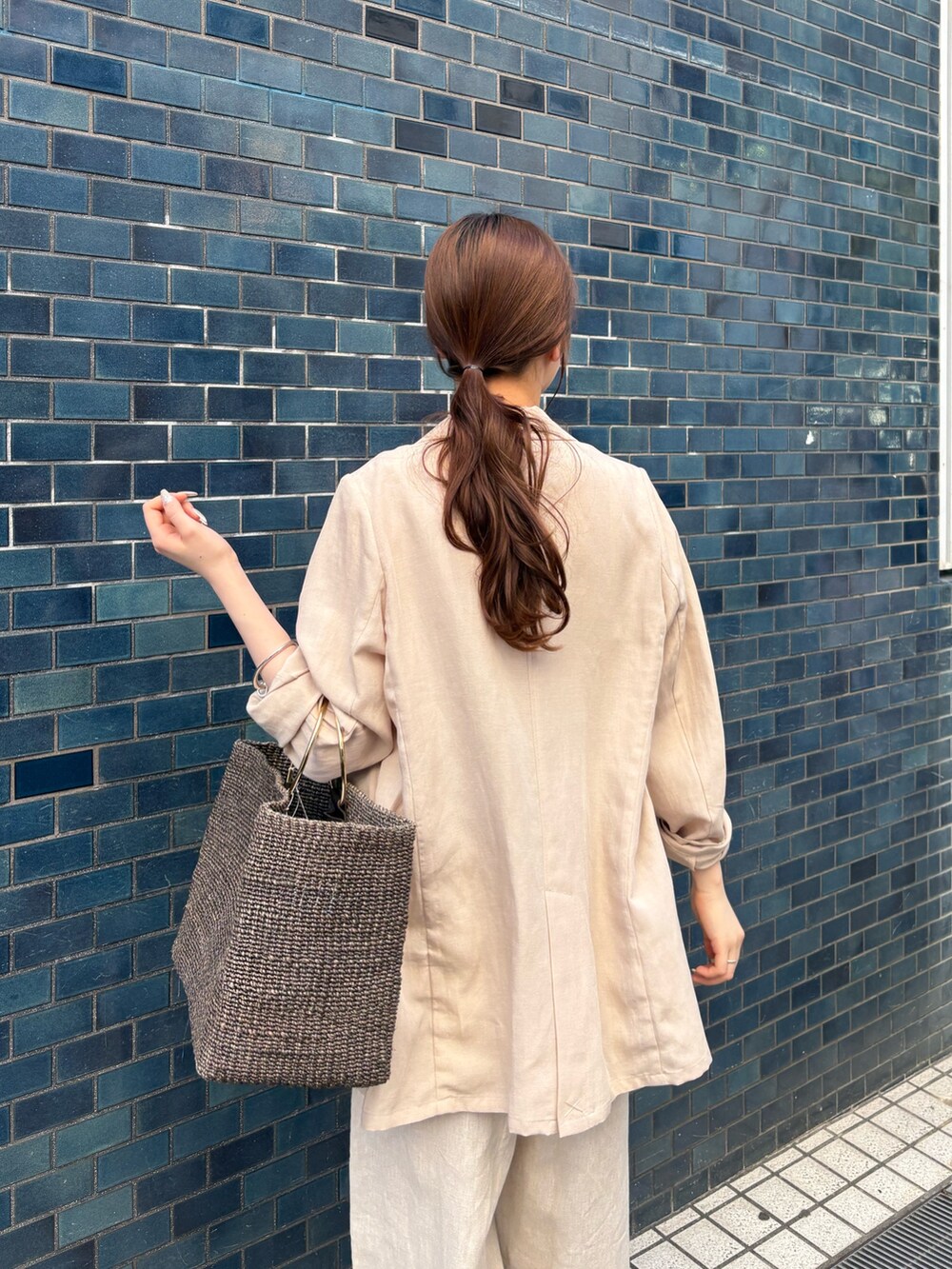 ベージュ系のつなぎ/オールインワン、ベージュ系のテーラードジャケット、シルバー系のネックレスを着用したレディースの春コーディネートの4枚目の写真