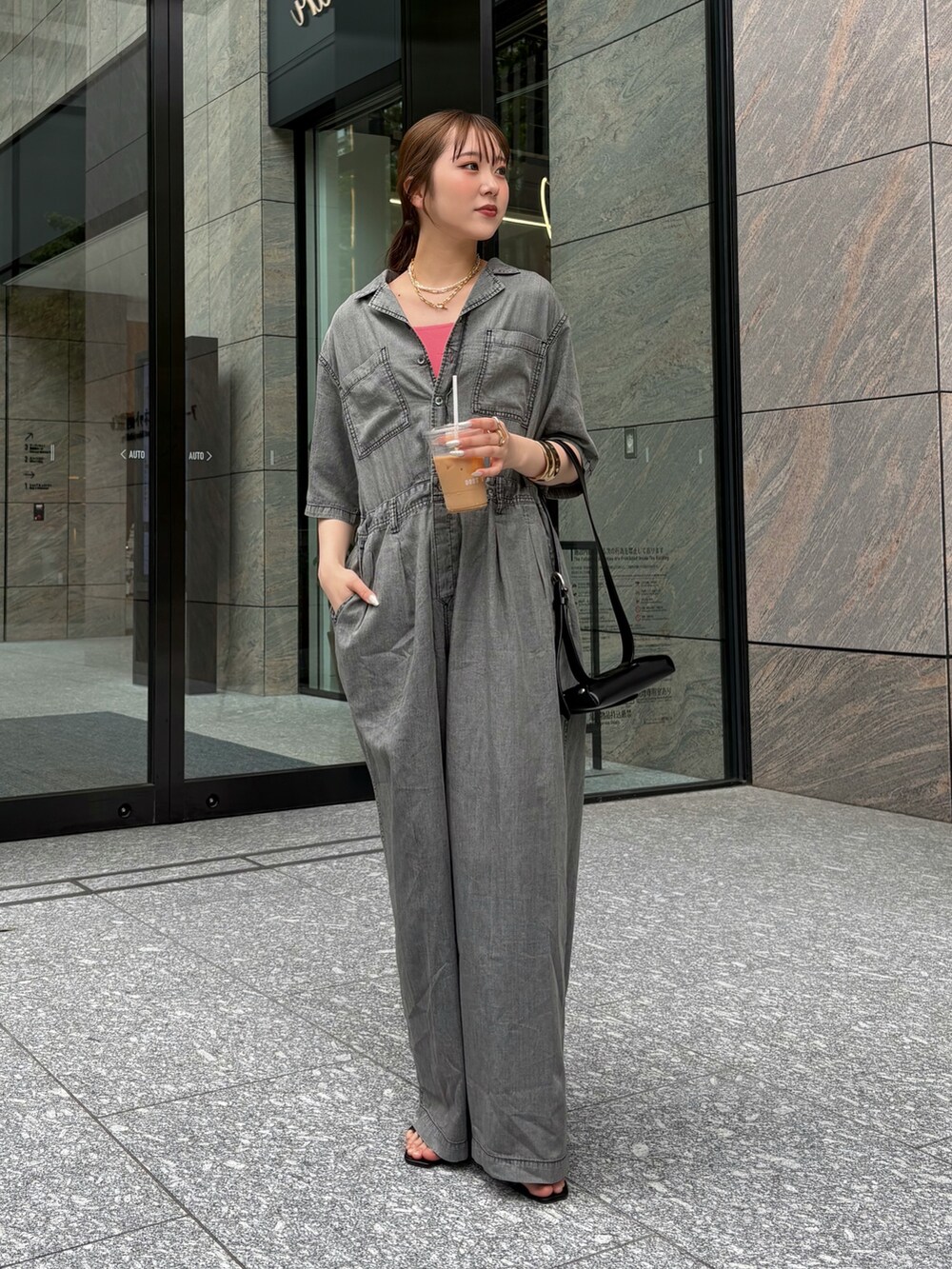 ブラック系のつなぎ/オールインワン、ブラック系のショルダーバッグ、ピンク系のタンクトップを着用したレディースの夏コーディネートの3枚目の写真