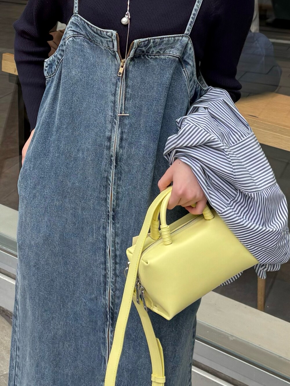 ブルー系のワンピース、ブルー系のシャツ/ブラウス、ブルー系のニット/セーターを着用したレディースの冬コーディネートの7枚目の写真