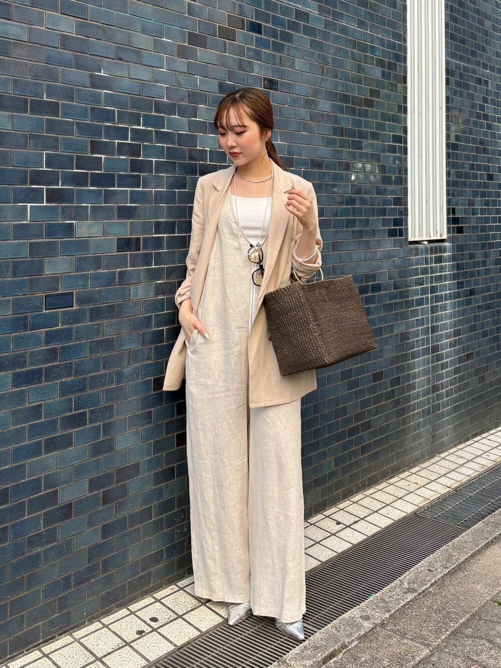 ベージュ系のつなぎ/オールインワン、ベージュ系のテーラードジャケット、シルバー系のネックレスを着用したレディースの春コーディネートの3枚目の写真