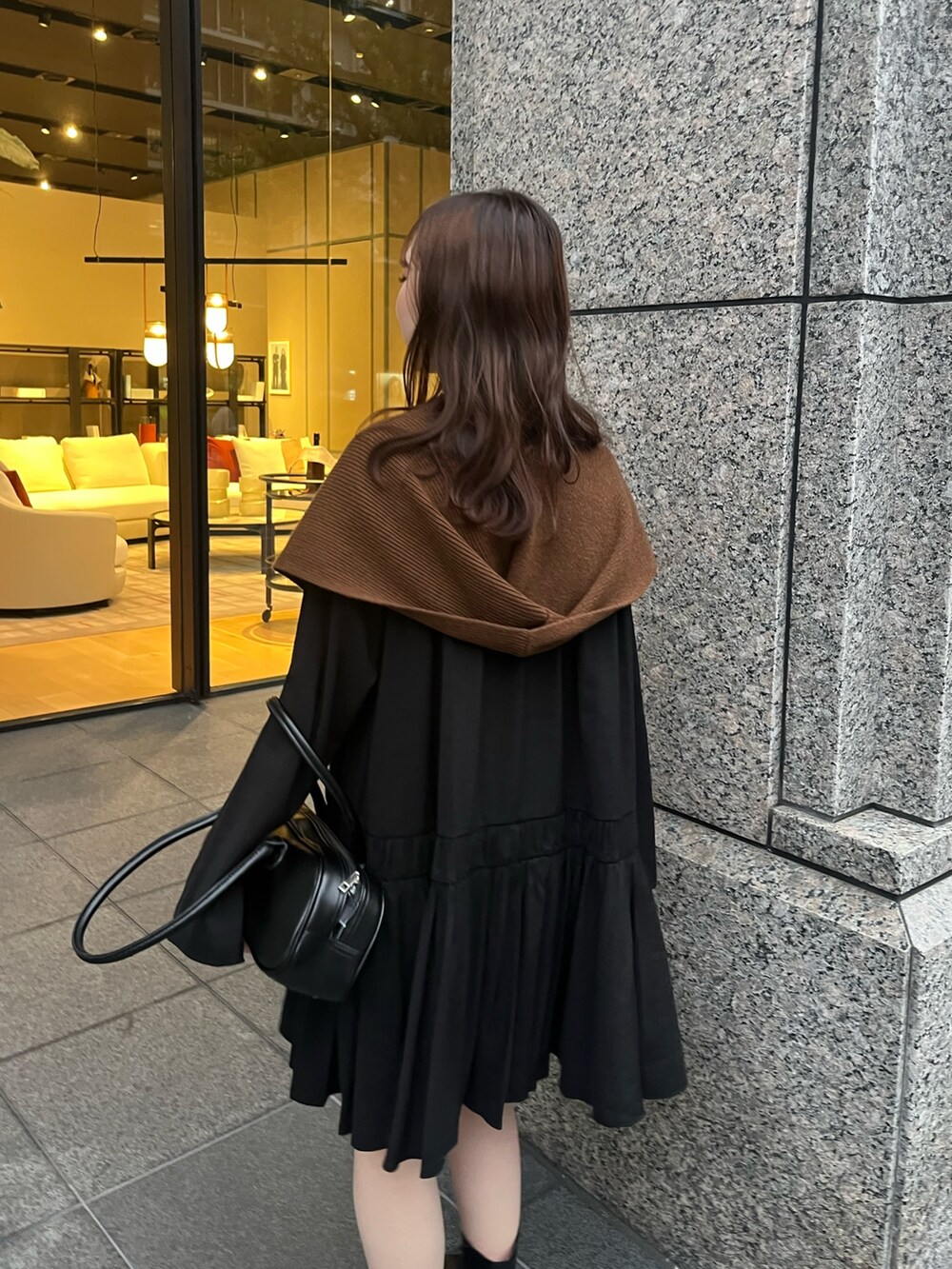 ブラック系のシャツ/ブラウス、ブラック系のショルダーバッグ、ブラウン系のストール/ショールを着用したレディースの秋コーディネートの4枚目の写真