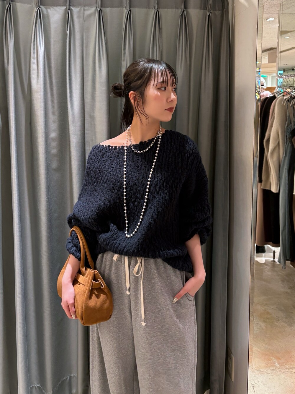 ブルー系のニット/セーター、グレー系のその他パンツ、ブラウン系のパンプスを着用したレディースの冬コーディネートの2枚目の写真