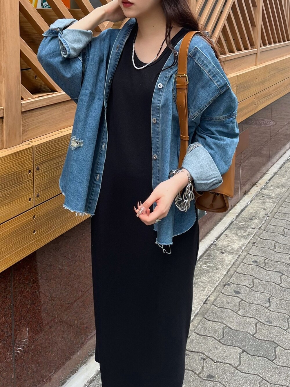 ブラック系のワンピース/ドレス、ブルー系のシャツ/ブラウス、シルバー系のパンプスを着用したレディースの夏コーディネートの6枚目の写真