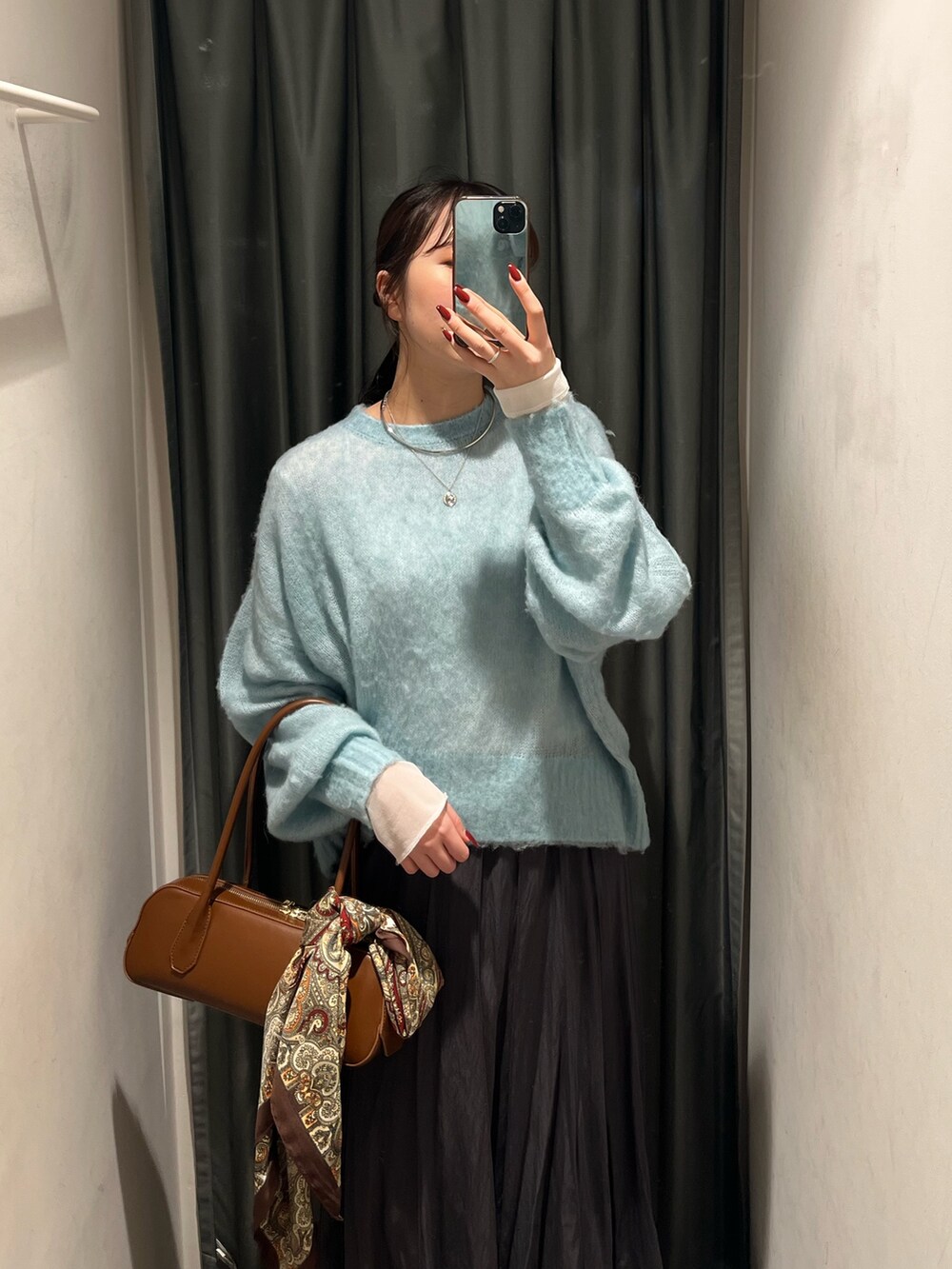 グレー系のスカート、ブラウン系のショルダーバッグ、ブラウン系のその他アウターを着用したレディースの冬コーディネートの8枚目の写真