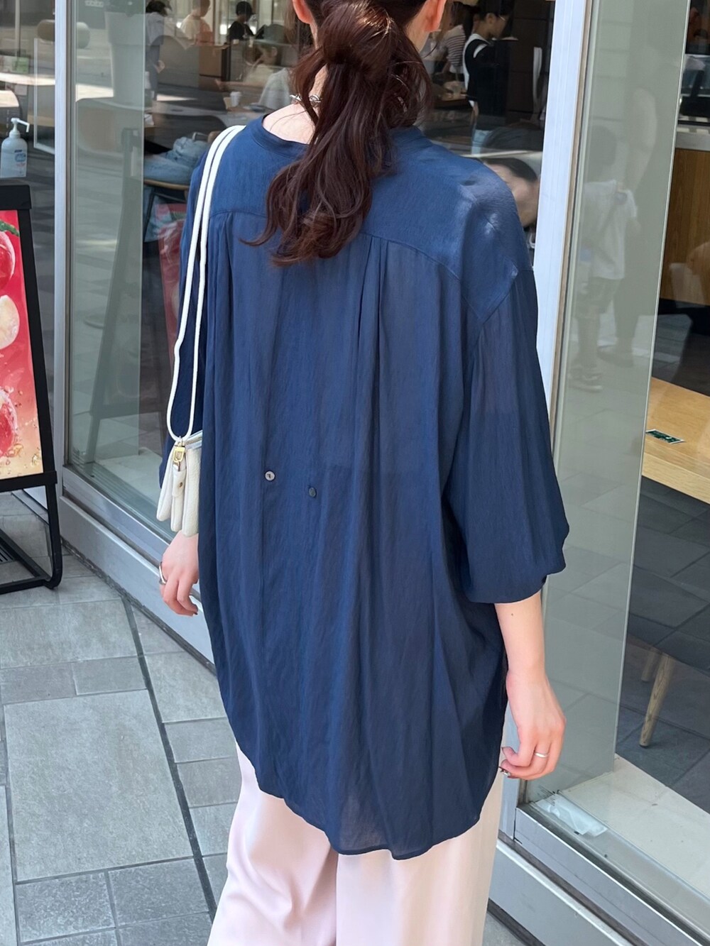 ピンク系のスラックス、ブルー系のシャツ/ブラウス、ホワイト系のタンクトップを着用したレディースの夏コーディネートの8枚目の写真