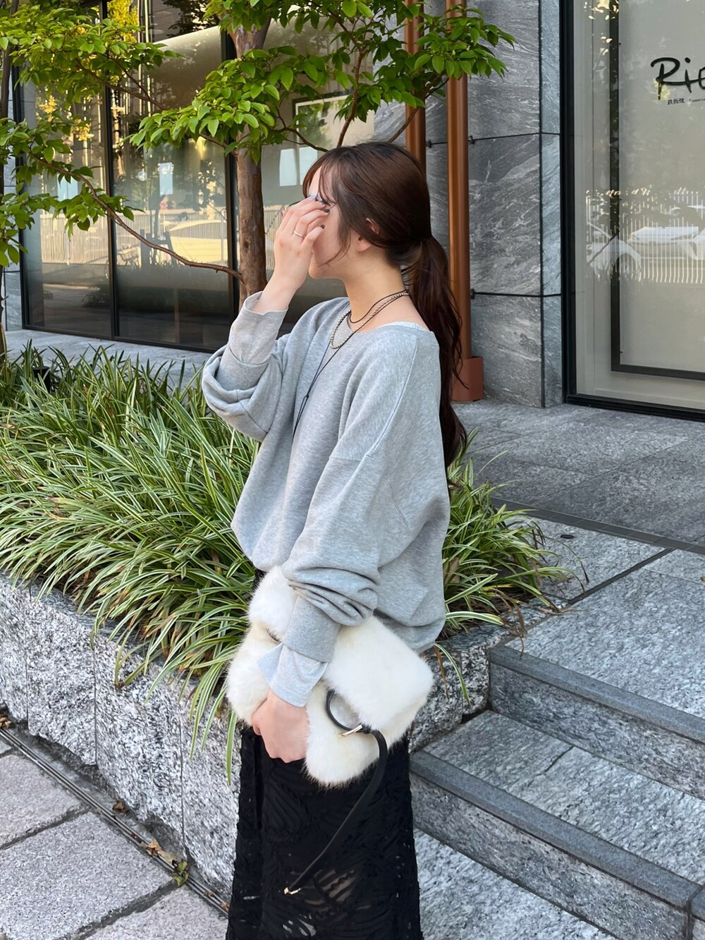 ブラウン系のブーツ、シルバー系のTシャツ/カットソー、グレー系のスウェットを着用したレディースの秋コーディネートの4枚目の写真