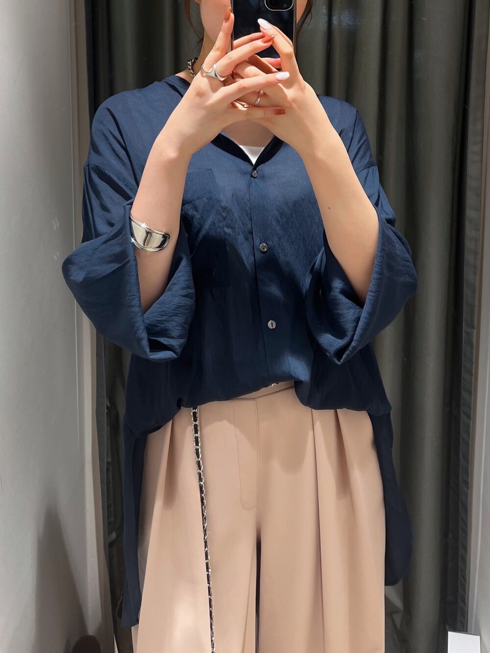 ピンク系のスラックス、ブルー系のシャツ/ブラウス、ホワイト系のタンクトップを着用したレディースの夏コーディネートの9枚目の写真