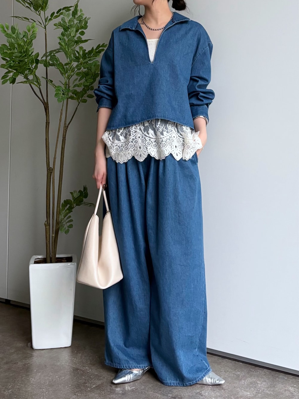 ホワイト系のシャツ/ブラウス、ブルー系のシャツ/ブラウス、ブルー系のその他パンツを着用したレディースの冬コーディネートの3枚目の写真