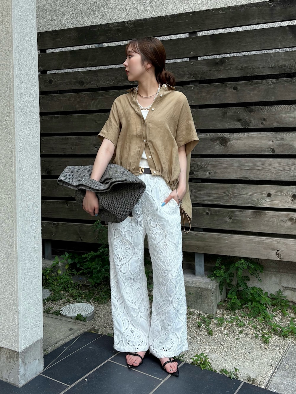 ベージュ系のシャツ/ブラウス、ホワイト系のその他パンツ、ブラック系のサンダルを着用したレディースの夏コーディネートの4枚目の写真