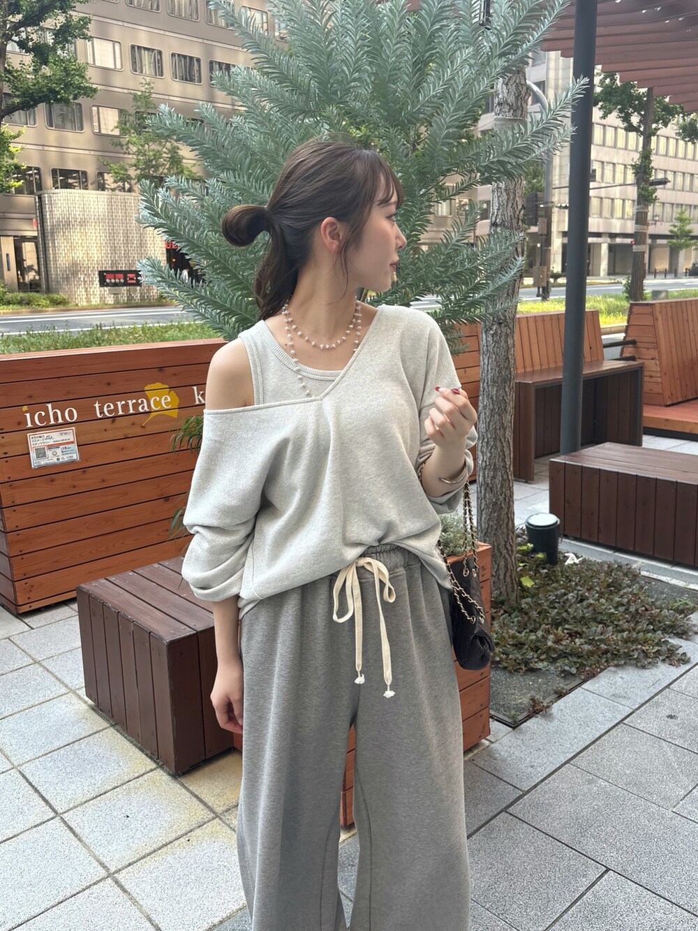 グレー系のその他パンツ、ブラック系のショルダーバッグ、グレー系のTシャツ/カットソーを着用したレディースの夏コーディネートの3枚目の写真