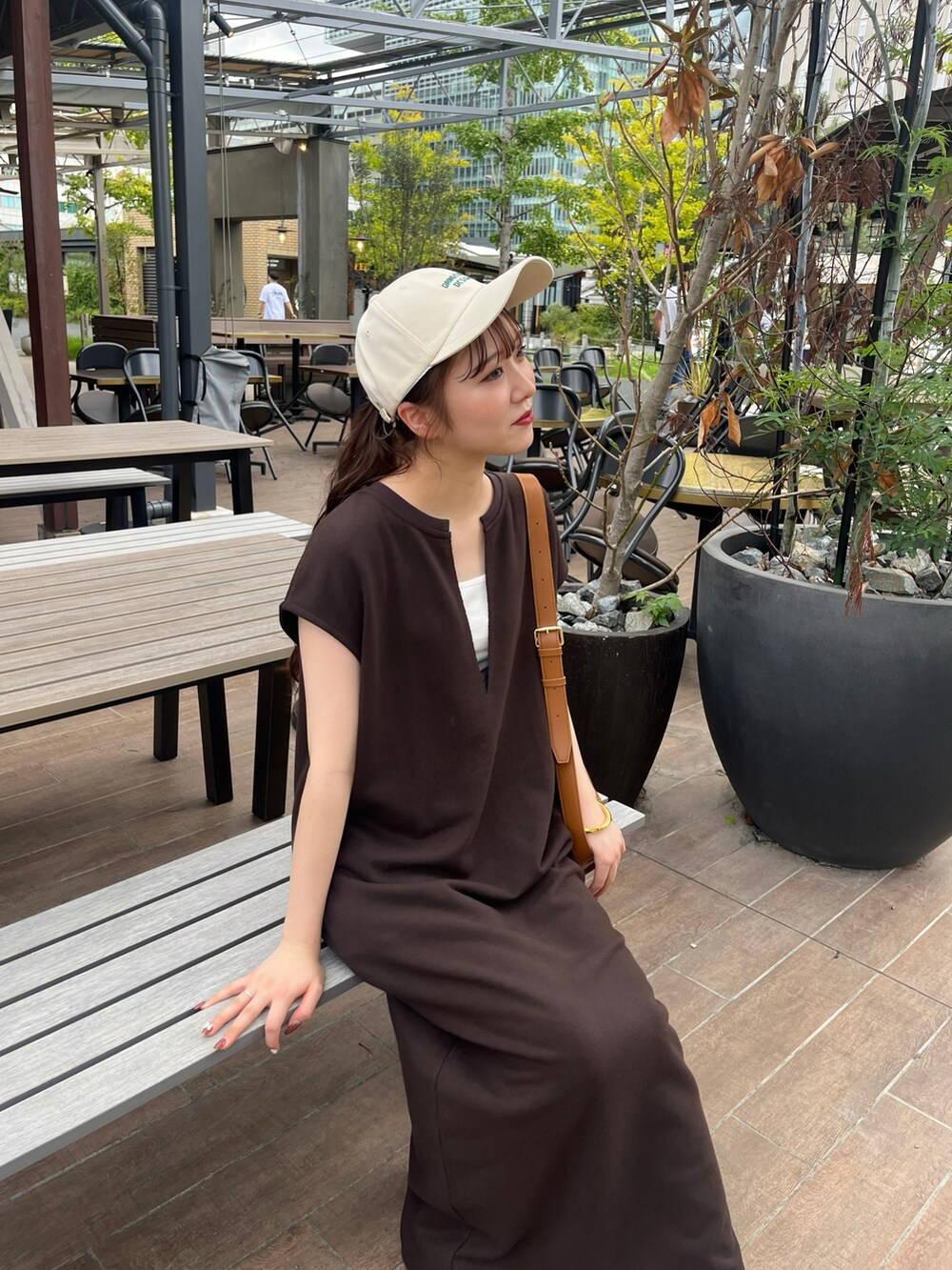 ブラウン系のワンピース、ブラック系のシューズ、ブラウン系のショルダーバッグを着用したレディースの秋コーディネートの3枚目の写真