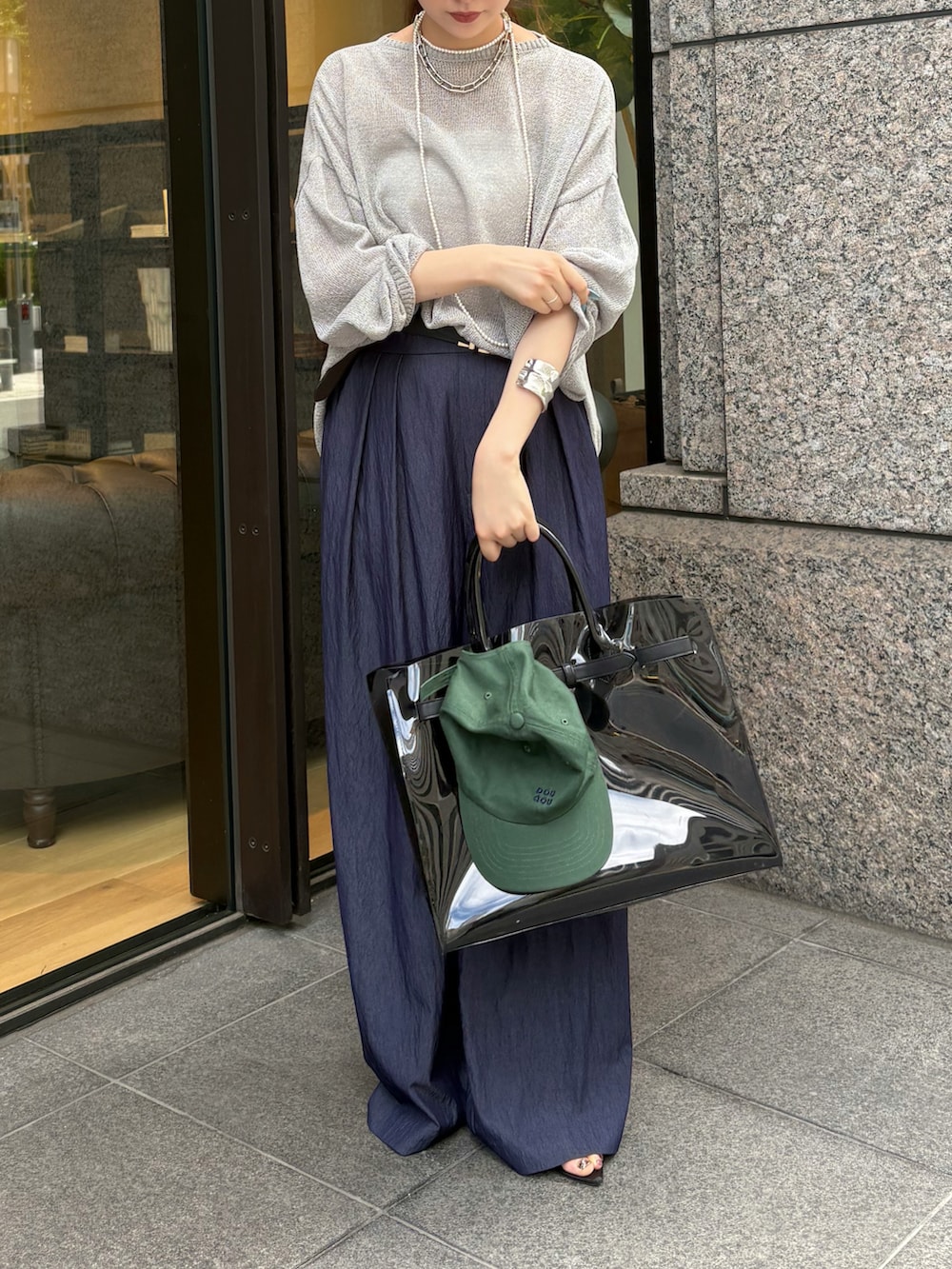 ブルー系のその他パンツ、ブラック系のショルダーバッグ、グレー系のニット/セーターを着用したレディースの夏コーディネートの5枚目の写真