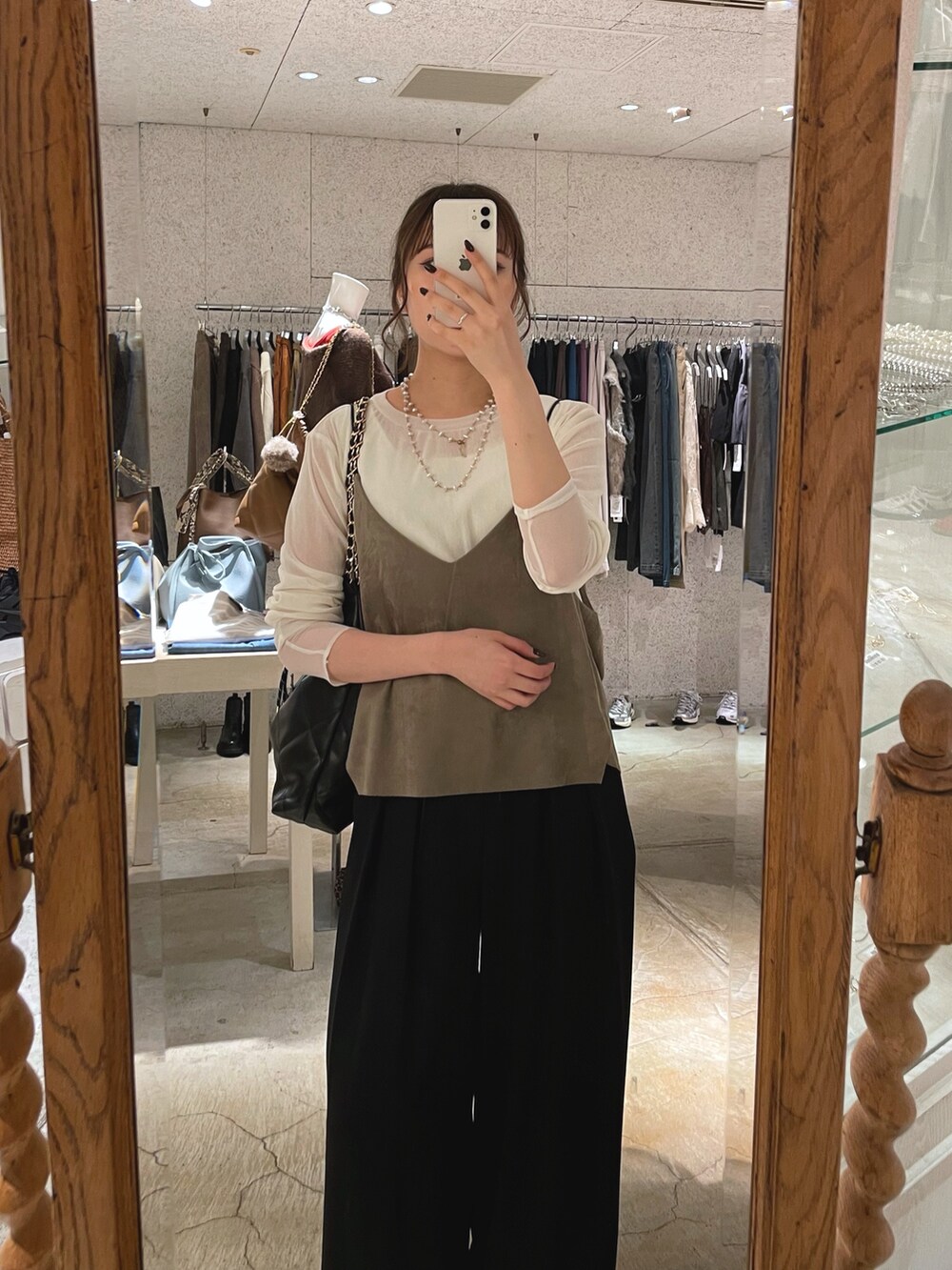 ブラウン系のシャツ/ブラウス、ブラック系のスラックス、ブラウン系のパンプスを着用したレディースの秋コーディネートの3枚目の写真