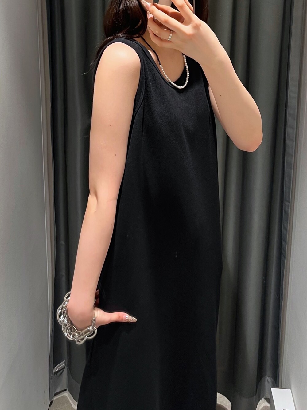 ブラック系のワンピース/ドレス、ブルー系のシャツ/ブラウス、シルバー系のパンプスを着用したレディースの夏コーディネートの9枚目の写真