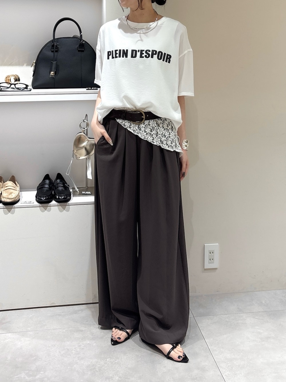 ホワイト系のシャツ/ブラウス、ブラウン系のその他パンツ、シルバー系のブレスレットを着用したレディースの夏コーディネートの2枚目の写真