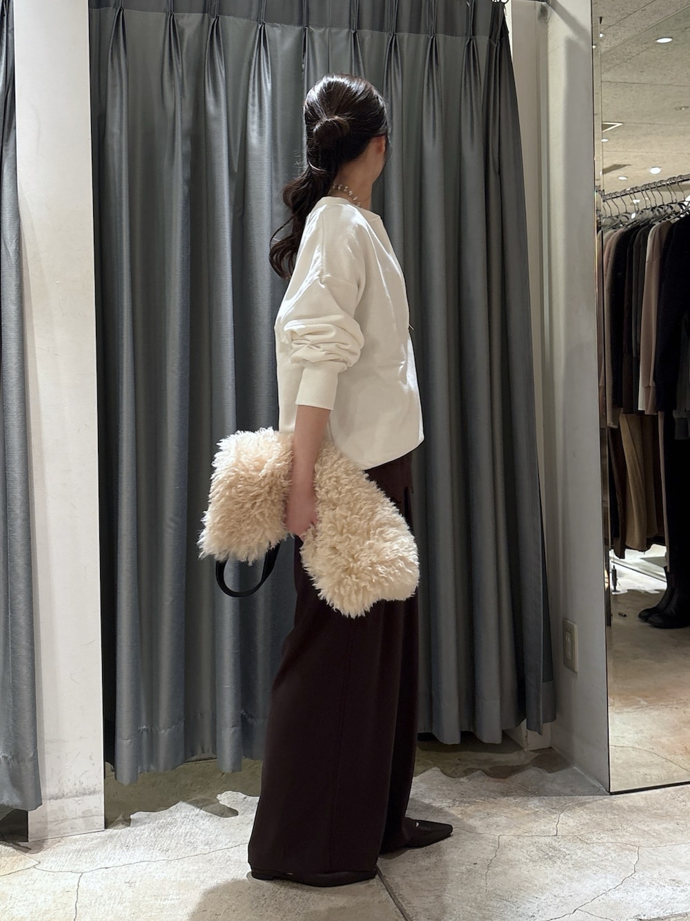 ホワイト系のスウェット、ブラウン系のスラックス、ブラウン系のパンプスを着用したレディースの秋コーディネートの3枚目の写真