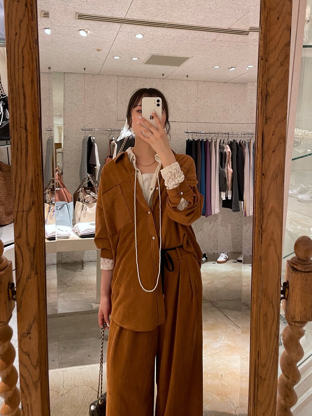 イエロー系のその他パンツ、イエロー系のシャツ/ブラウス、ホワイト系のシャツ/ブラウスを着用したレディースの秋コーディネートの2枚目の写真