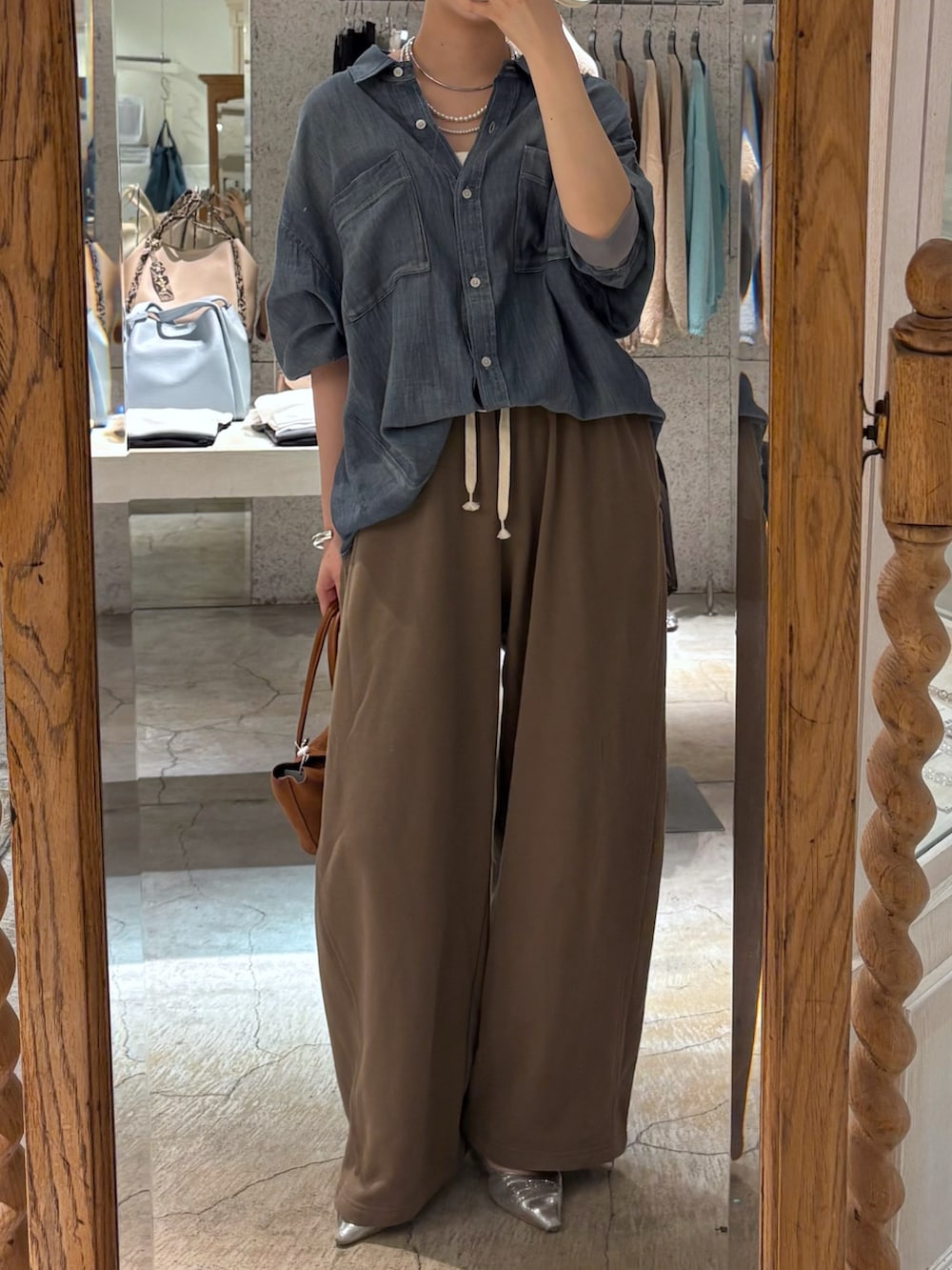 ブルー系のシャツ/ブラウス、ブラウン系のその他パンツ、その他のネックレスを着用したレディースの夏コーディネートの2枚目の写真