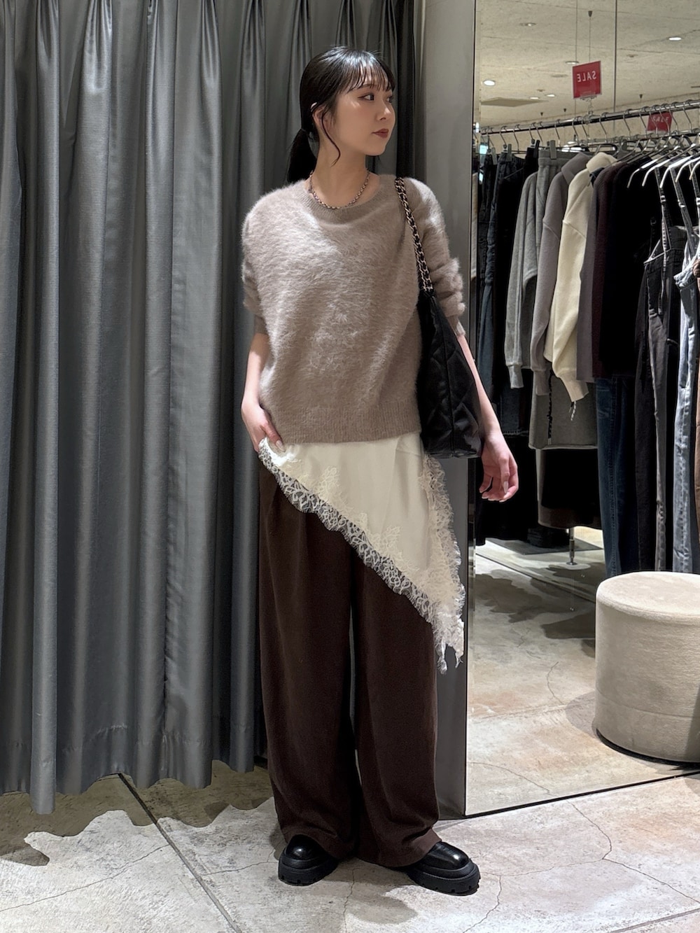 ブラウン系のその他パンツ、ブラック系のブーツ、ホワイト系のキャミソールを着用したレディースの冬コーディネートの2枚目の写真