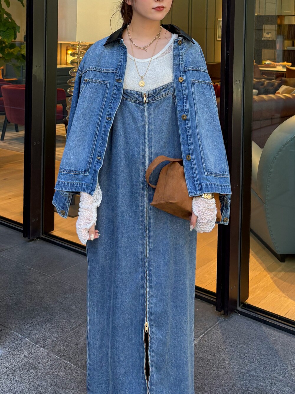 ブルー系のワンピース、ブルー系のその他アウター、ホワイト系のTシャツ/カットソーを着用したレディースの秋コーディネートの3枚目の写真