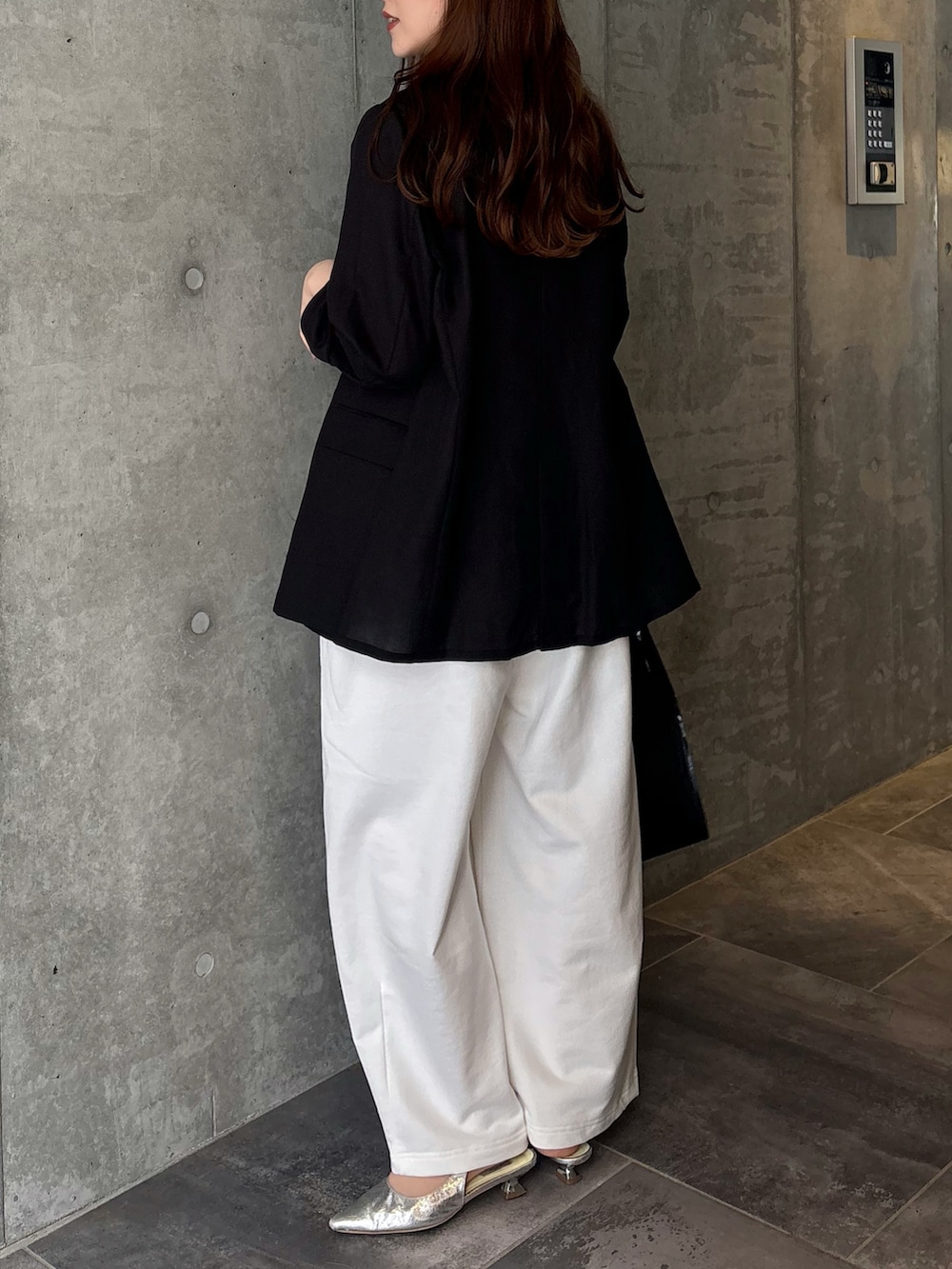 ブラック系のシャツ/ブラウス、ベージュ系のニット/セーター、ブラック系のテーラードジャケットを着用したレディースの春コーディネートの4枚目の写真