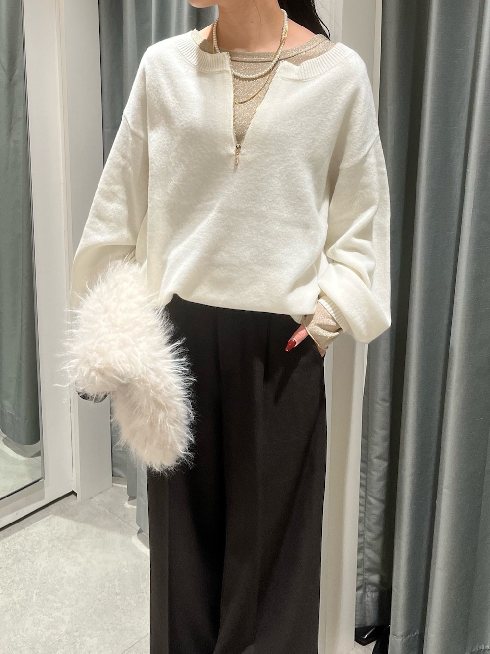 ホワイト系のニット/セーター、ゴールド系のTシャツ/カットソー、ブラウン系のその他パンツを着用したレディースの冬コーディネートの5枚目の写真