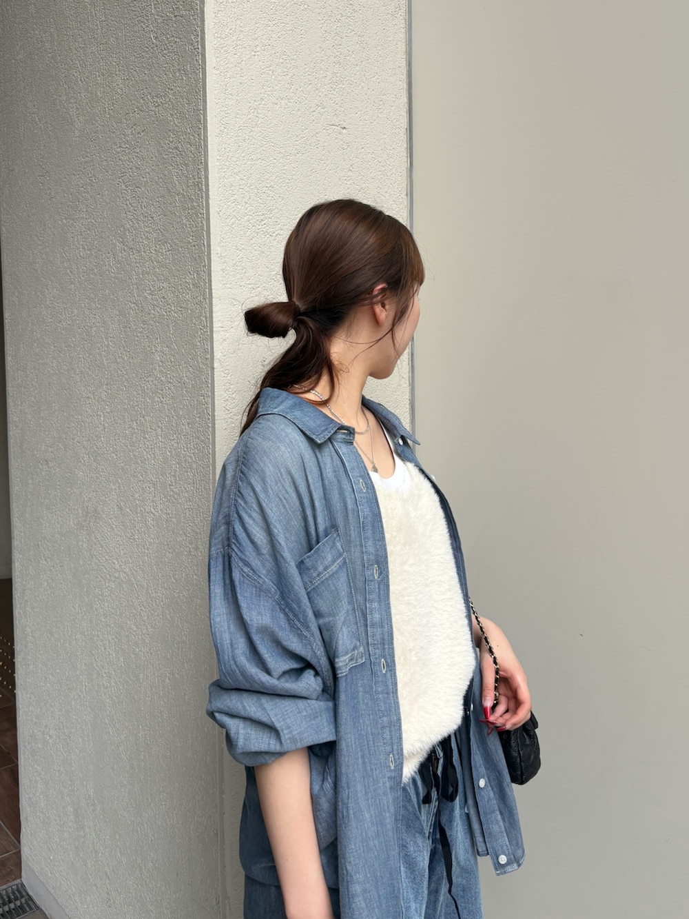 ブルー系のシャツ/ブラウス、ホワイト系のTシャツ/カットソー、ホワイト系のニット/セーターを着用したレディースの夏コーディネートの5枚目の写真