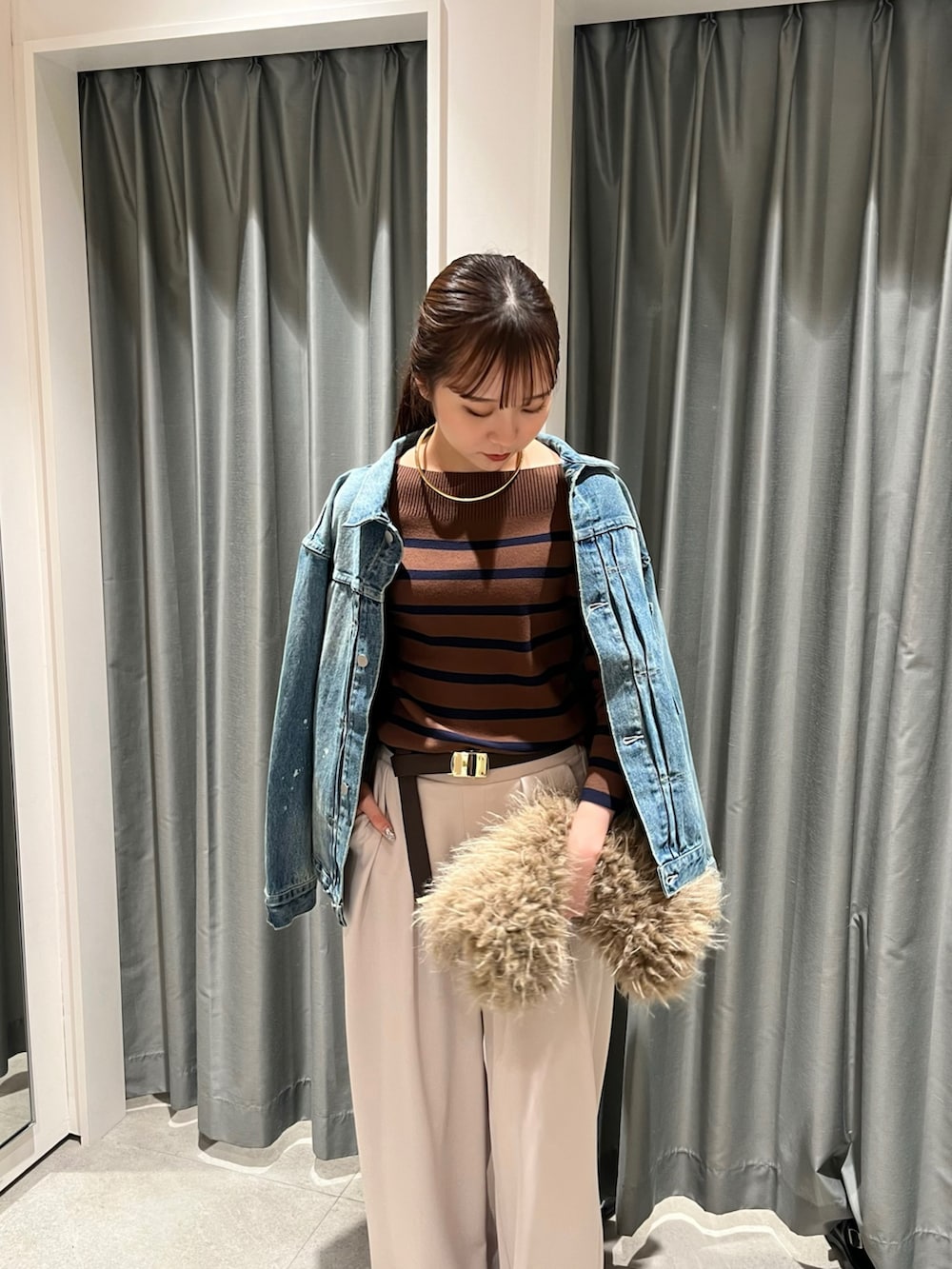 ベージュ系のショルダーバッグ、ベージュ系のスラックス、ブラウン系のニット/セーターを着用したレディースの秋コーディネートの5枚目の写真