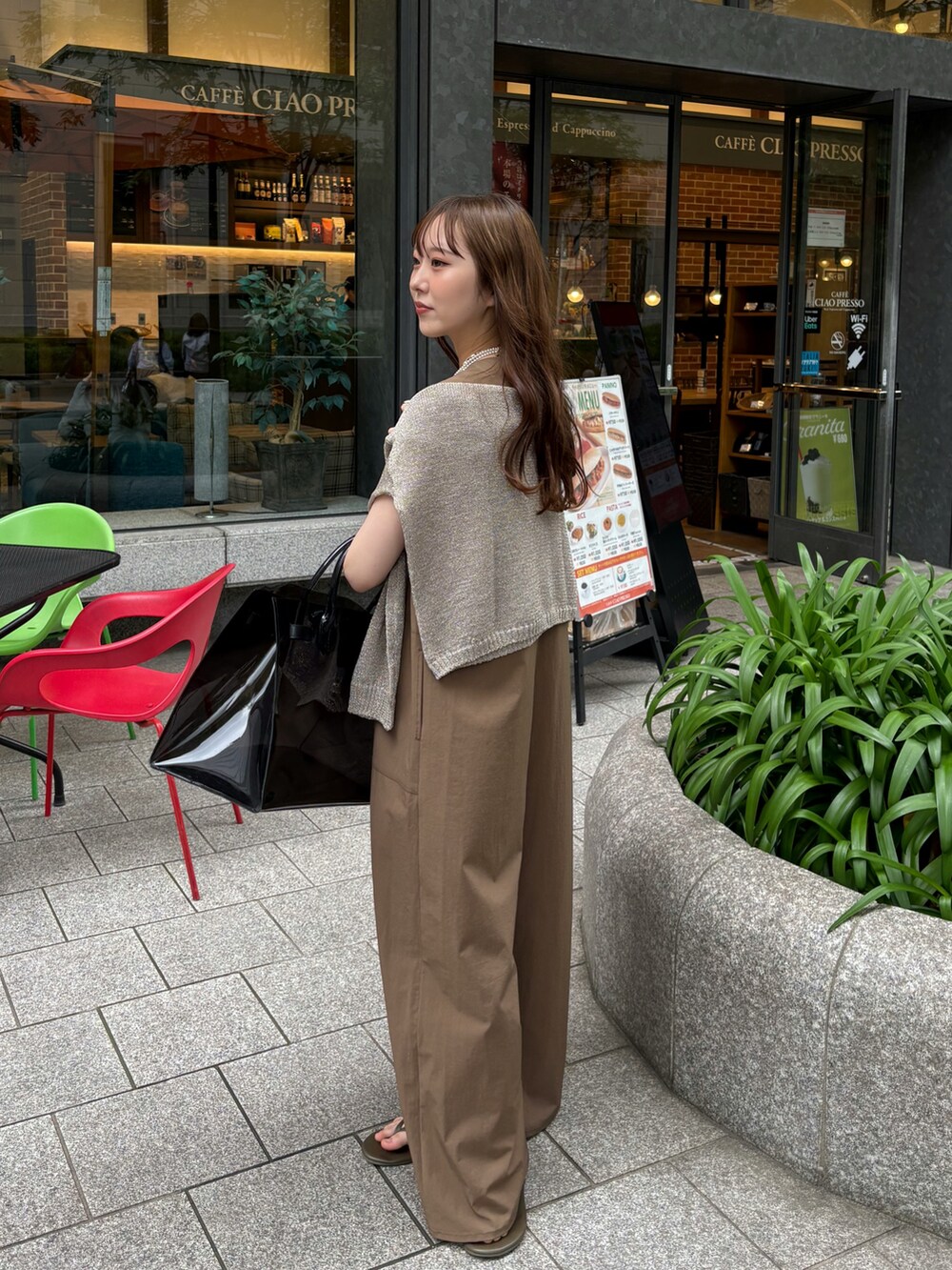 ベージュ系のつなぎ/オールインワン、ブラック系のショルダーバッグ、ゴールド系のニット/セーターを着用したレディースの夏コーディネートの4枚目の写真