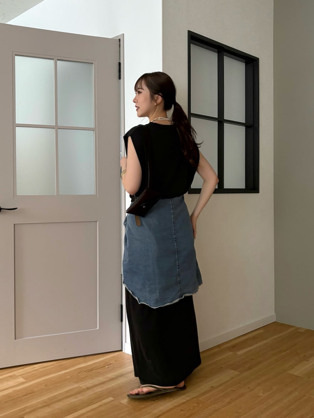 ブラック系のTシャツ/カットソー、ブラック系のスカート、ブルー系のシャツ/ブラウスを着用したレディースの春コーディネートの5枚目の写真