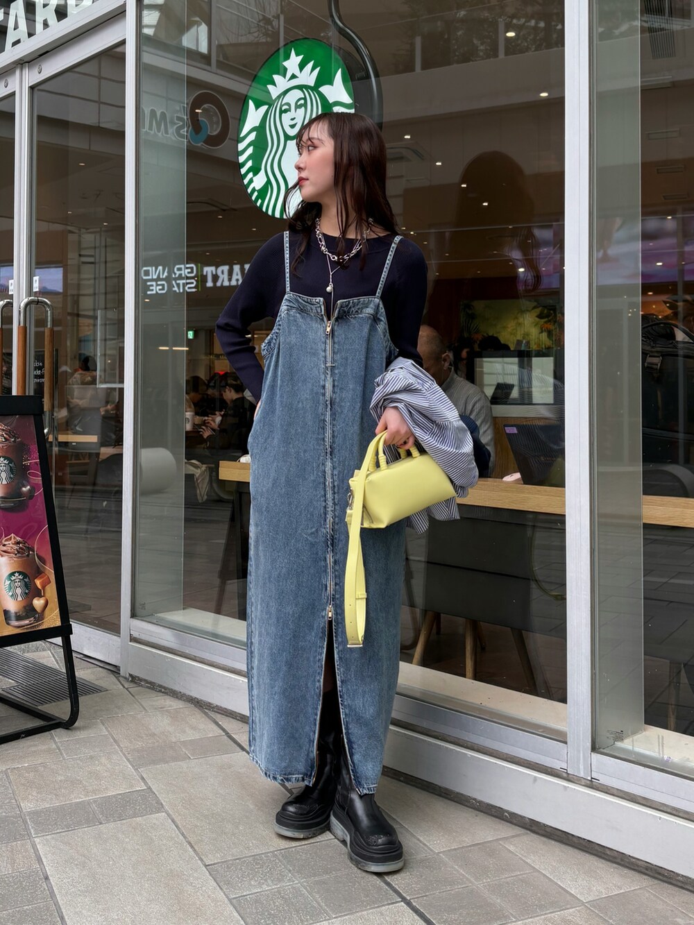 ブルー系のワンピース、ブルー系のシャツ/ブラウス、ブルー系のニット/セーターを着用したレディースの冬コーディネートの2枚目の写真
