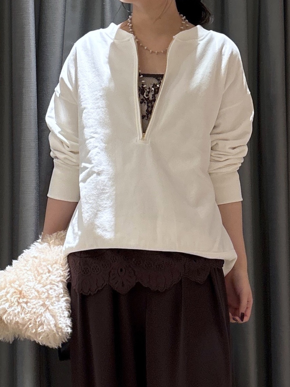 ホワイト系のスウェット、ブラウン系のスラックス、ブラウン系のパンプスを着用したレディースの秋コーディネートの5枚目の写真