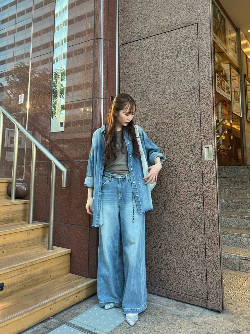 ブルー系のデニムパンツ、シルバー系のパンプス、ブルー系のシャツ/ブラウスを着用したレディースの秋コーディネートの4枚目の写真