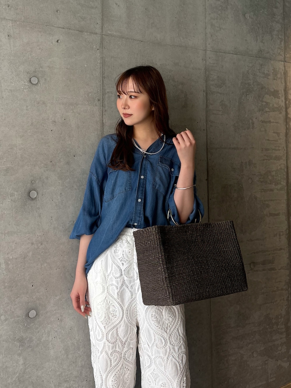 ホワイト系のその他パンツ、ブルー系のシャツ/ブラウス、その他のネックレスを着用したレディースの春コーディネートの5枚目の写真