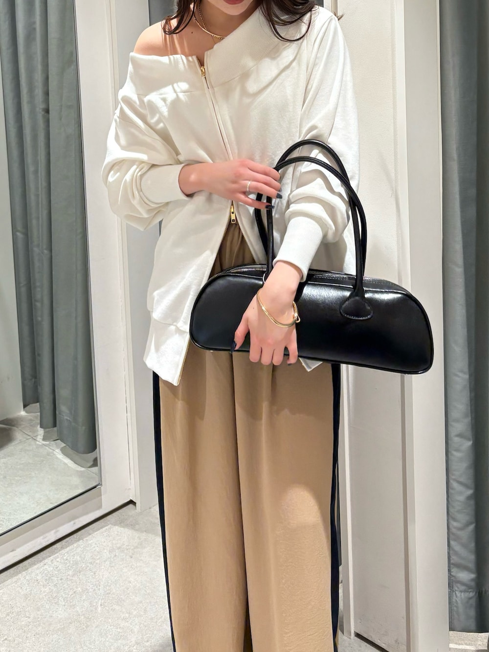 ベージュ系のその他パンツ、ホワイト系のTシャツ/カットソー、ブラック系のショルダーバッグを着用したレディースの冬コーディネートの7枚目の写真