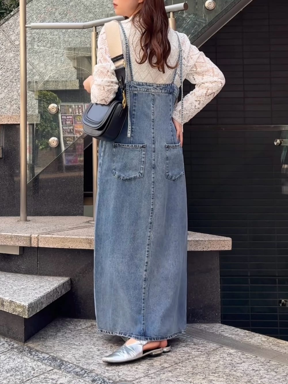 ブルー系のワンピース、ホワイト系のシャツ/ブラウス、シルバー系のブレスレットを着用したレディースの春コーディネートの4枚目の写真