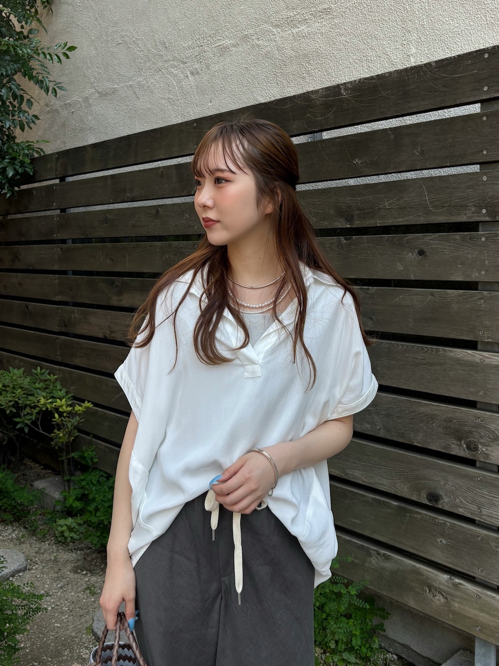 グレー系のその他パンツ、ブラック系のサンダル、ホワイト系のシャツ/ブラウスを着用したレディースの夏コーディネートの6枚目の写真