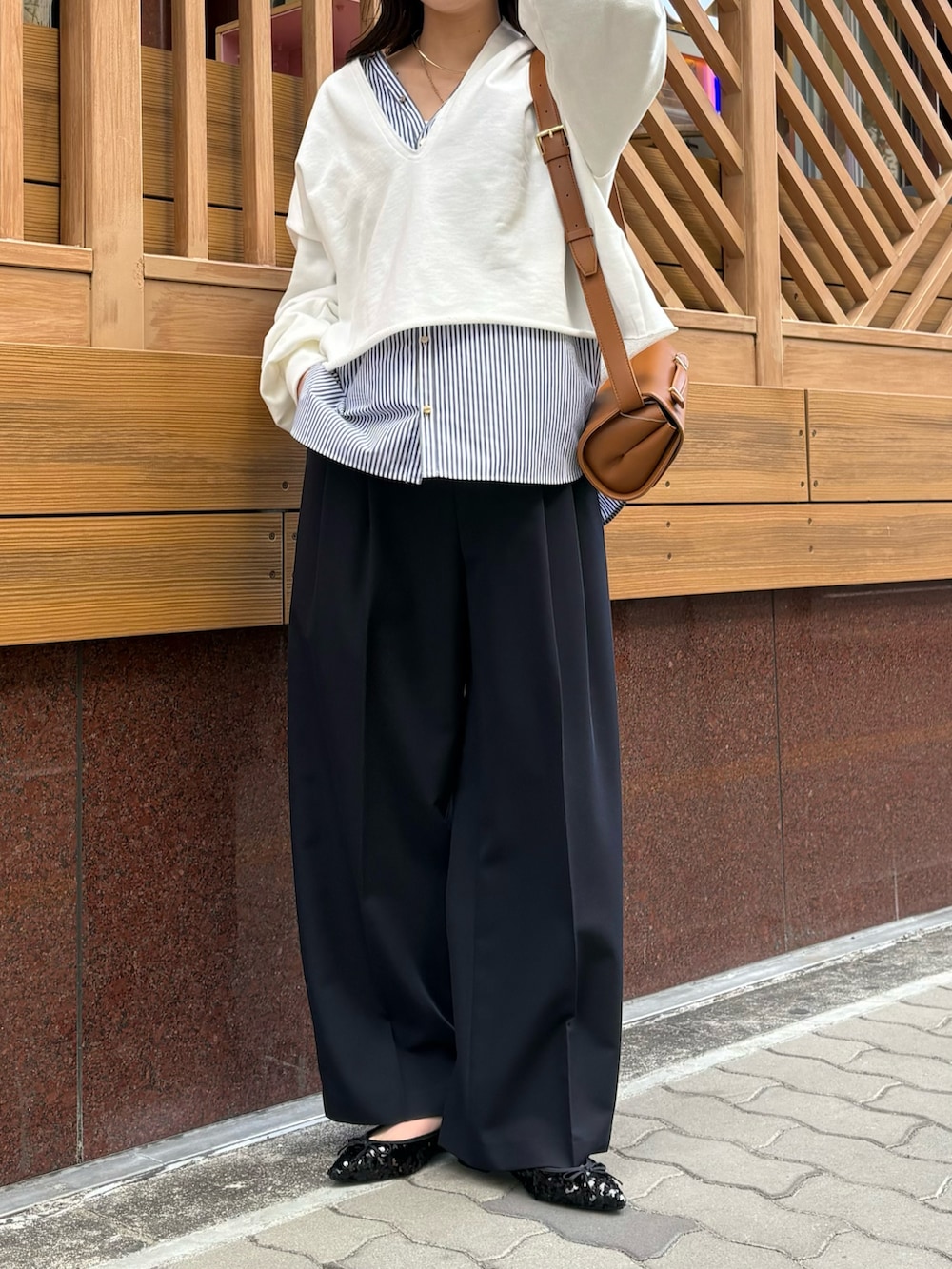 ブルー系のTシャツ/カットソー、ブラウン系のショルダーバッグ、ブルー系のシャツ/ブラウスを着用したレディースの冬コーディネートの4枚目の写真