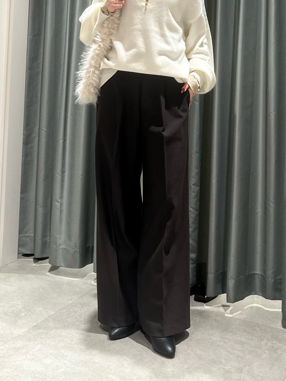 ホワイト系のニット/セーター、ゴールド系のTシャツ/カットソー、ブラウン系のその他パンツを着用したレディースの冬コーディネートの6枚目の写真