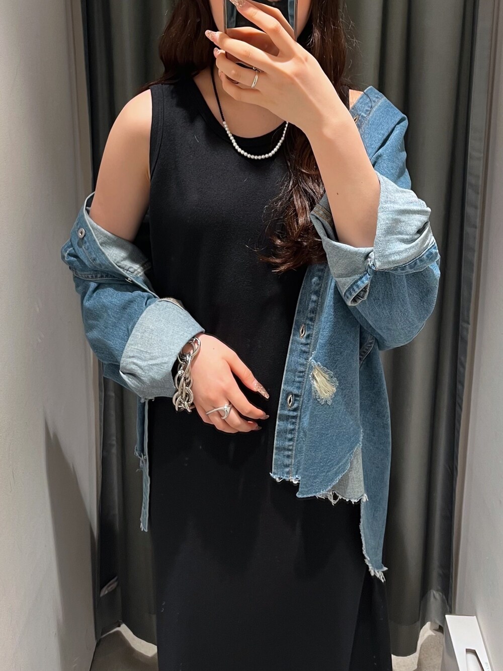 ブラック系のワンピース/ドレス、ブルー系のシャツ/ブラウス、シルバー系のパンプスを着用したレディースの夏コーディネートの10枚目の写真