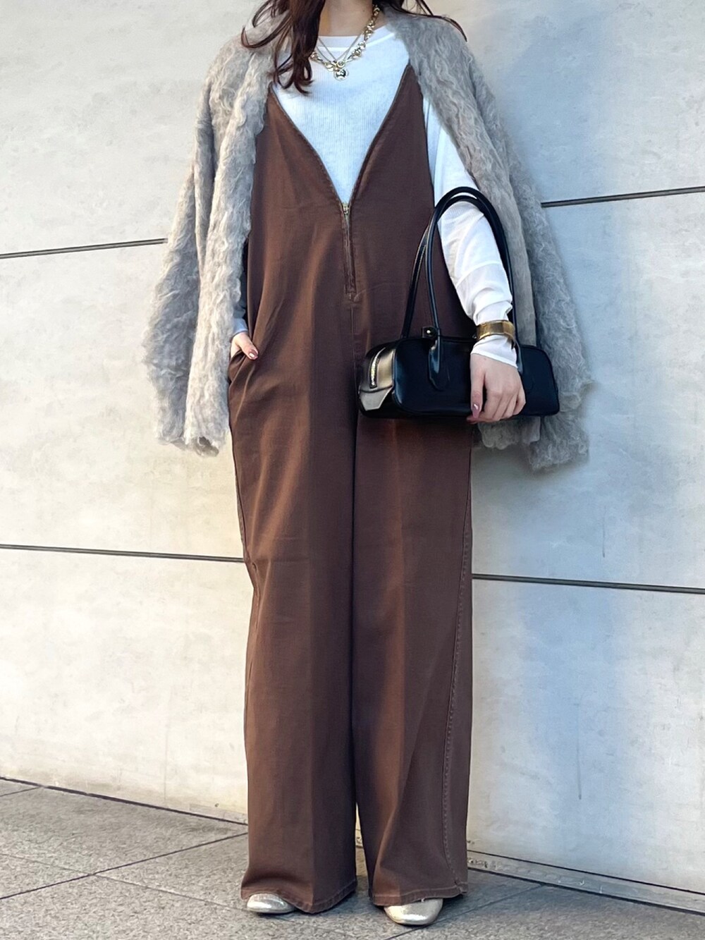 ブラウン系のつなぎ/オールインワン、ベージュ系のカーディガン/ボレロ、ホワイト系のTシャツ/カットソーを着用したレディースの秋コーディネートの3枚目の写真