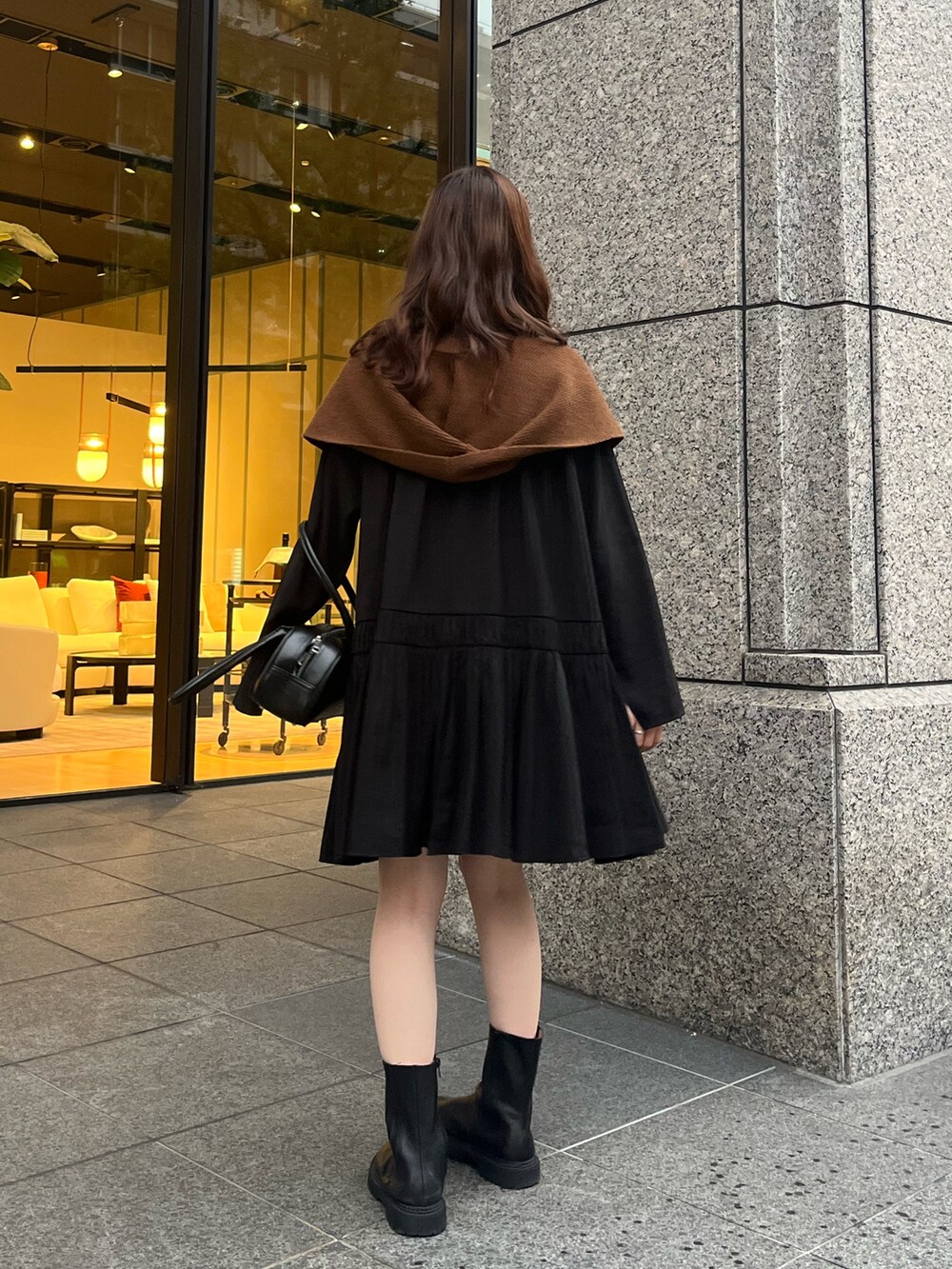 ブラック系のシャツ/ブラウス、ブラック系のショルダーバッグ、ブラウン系のストール/ショールを着用したレディースの秋コーディネートの2枚目の写真