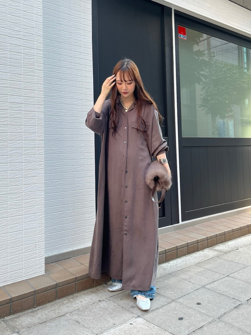 ブラウン系のワンピース、グレー系のショルダーバッグ、シルバー系のバレエシューズを着用したレディースの秋コーディネートの5枚目の写真