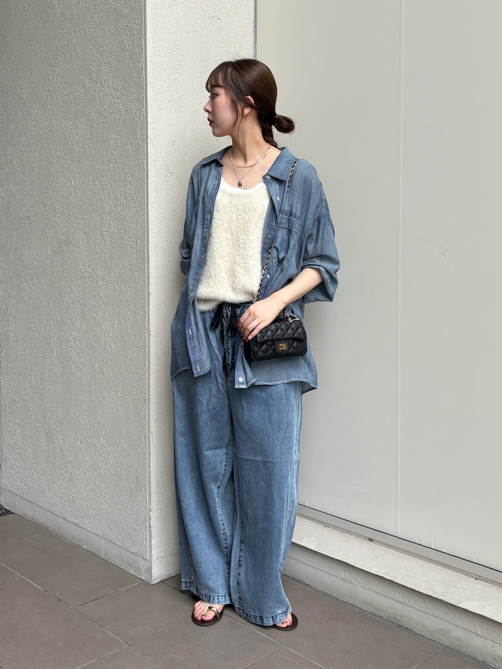 ブルー系のシャツ/ブラウス、ホワイト系のTシャツ/カットソー、ホワイト系のニット/セーターを着用したレディースの夏コーディネートの2枚目の写真