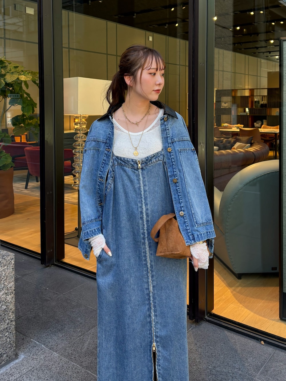 ブルー系のワンピース、ブルー系のその他アウター、ホワイト系のTシャツ/カットソーを着用したレディースの秋コーディネートの2枚目の写真