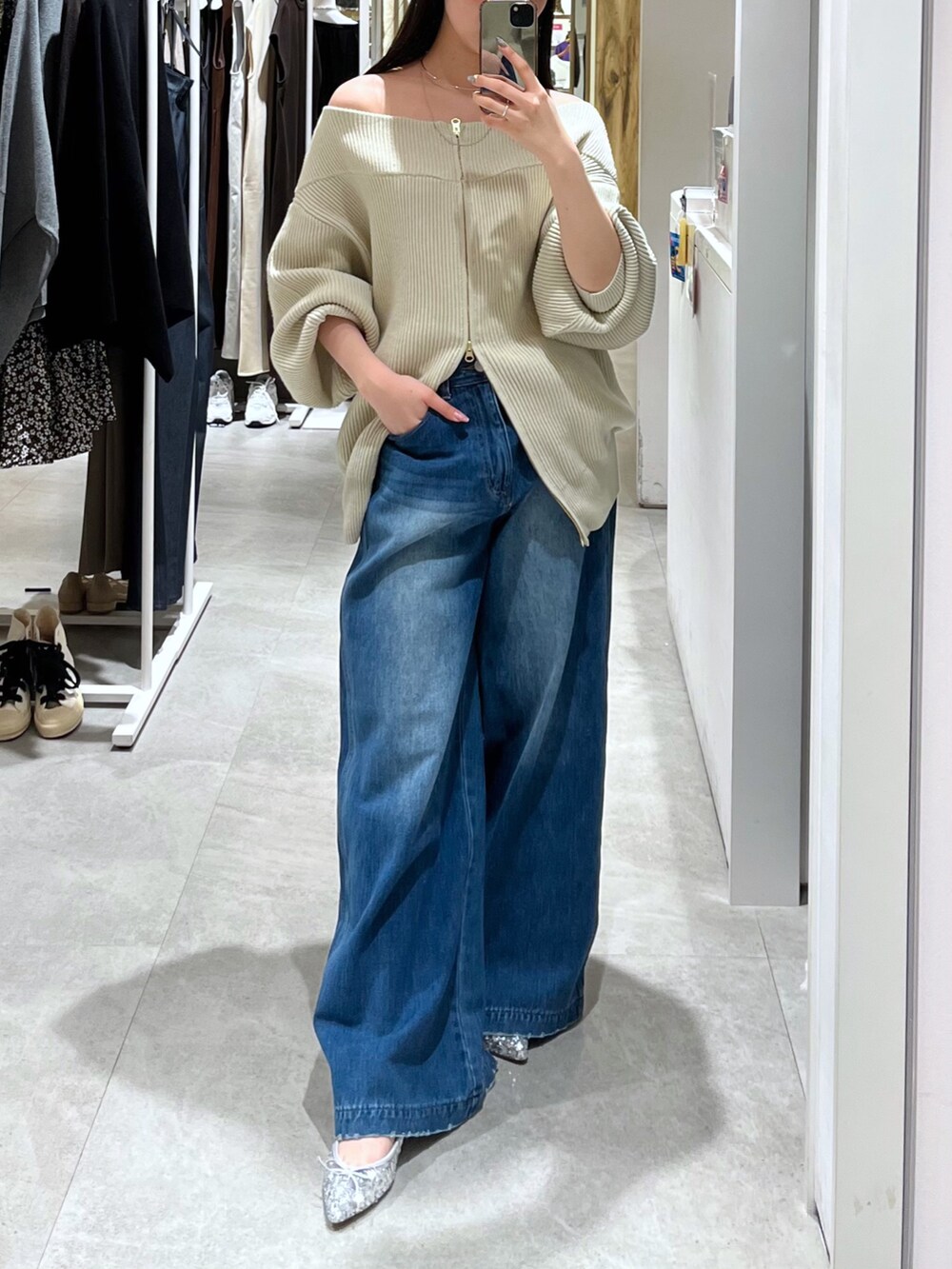 ベージュ系のニット/セーター、ブルー系のデニムパンツ、シルバー系のパンプスを着用したレディースの秋コーディネートの3枚目の写真