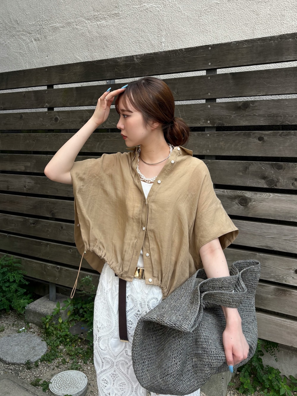 ベージュ系のシャツ/ブラウス、ホワイト系のその他パンツ、ブラック系のサンダルを着用したレディースの夏コーディネートの2枚目の写真