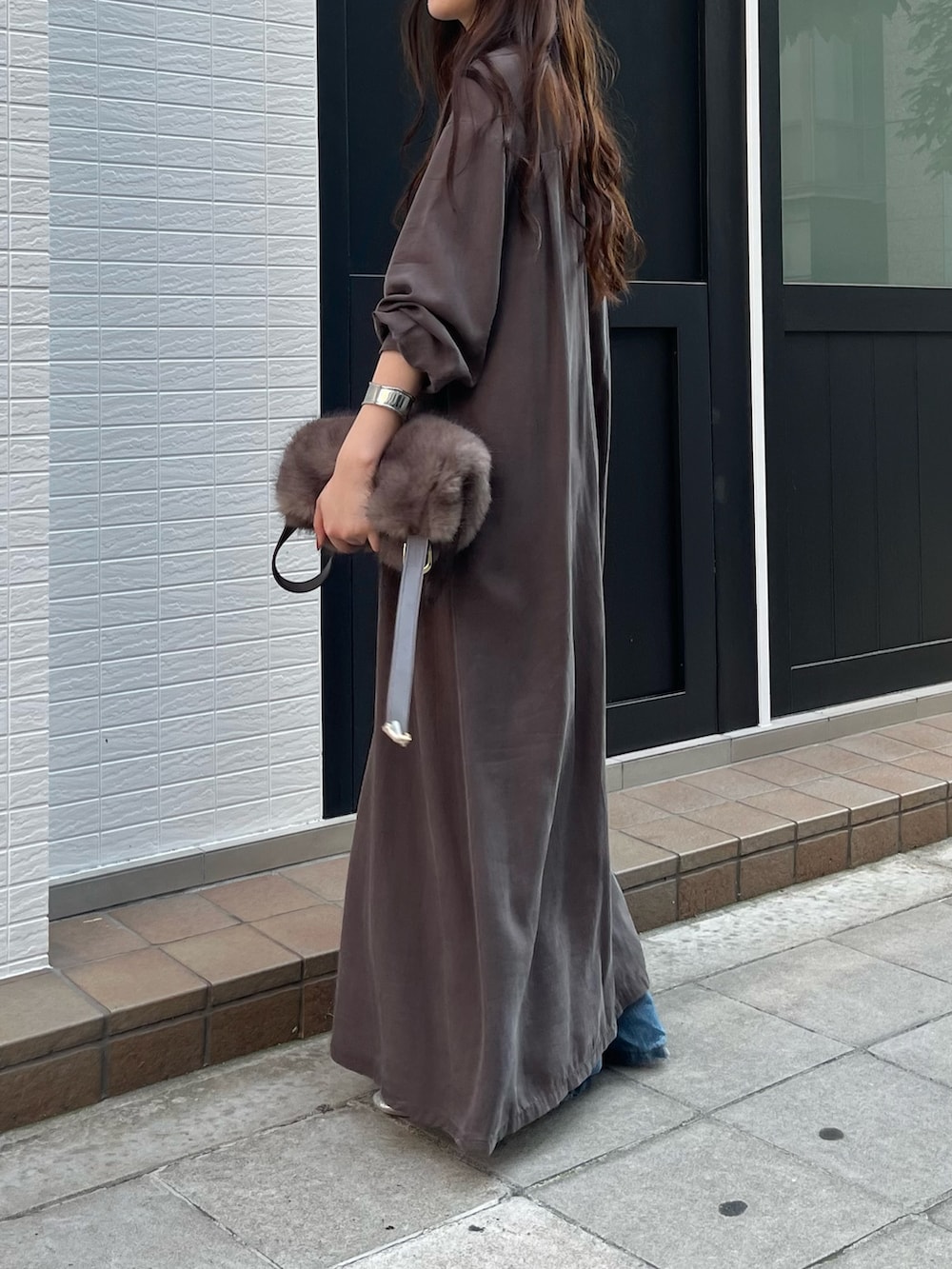 ブラウン系のワンピース、グレー系のショルダーバッグ、シルバー系のバレエシューズを着用したレディースの秋コーディネートの2枚目の写真