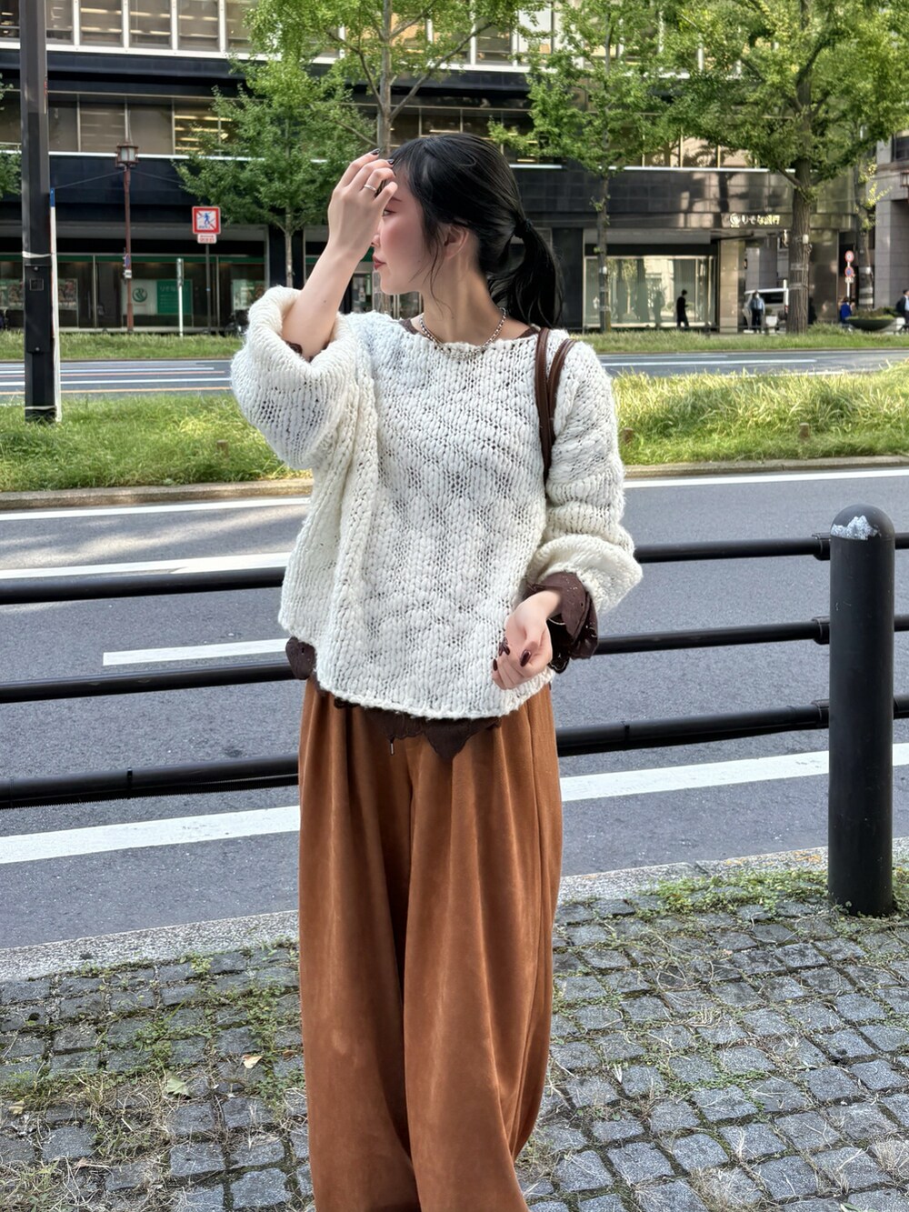 ホワイト系のニット/セーター、ブラウン系のシャツ/ブラウス、イエロー系のその他パンツを着用したレディースの秋コーディネートの2枚目の写真